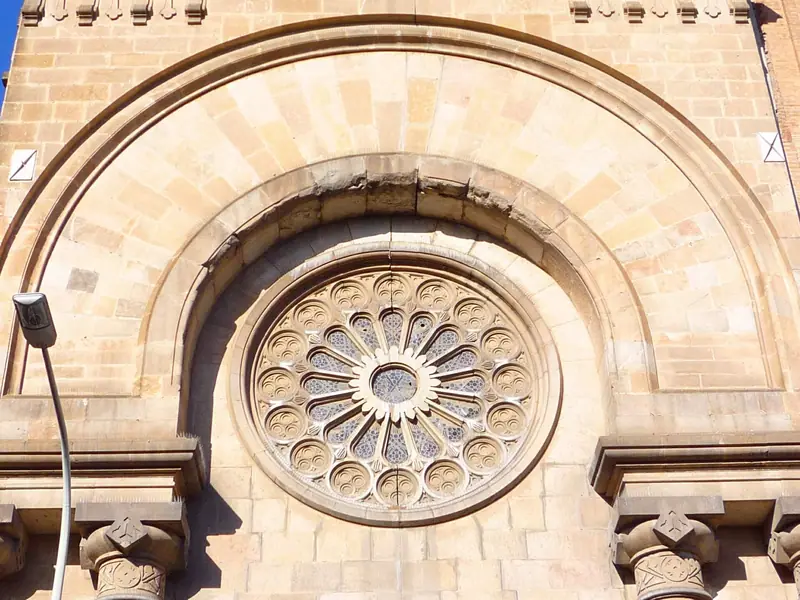 Rosetón de piedra y arcos de la fachada de la iglesia de Sant Andreu del Palomar